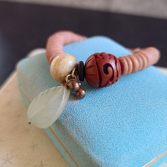 Vintage Beaded Stretchy Bracelet - Picture 3 of 10